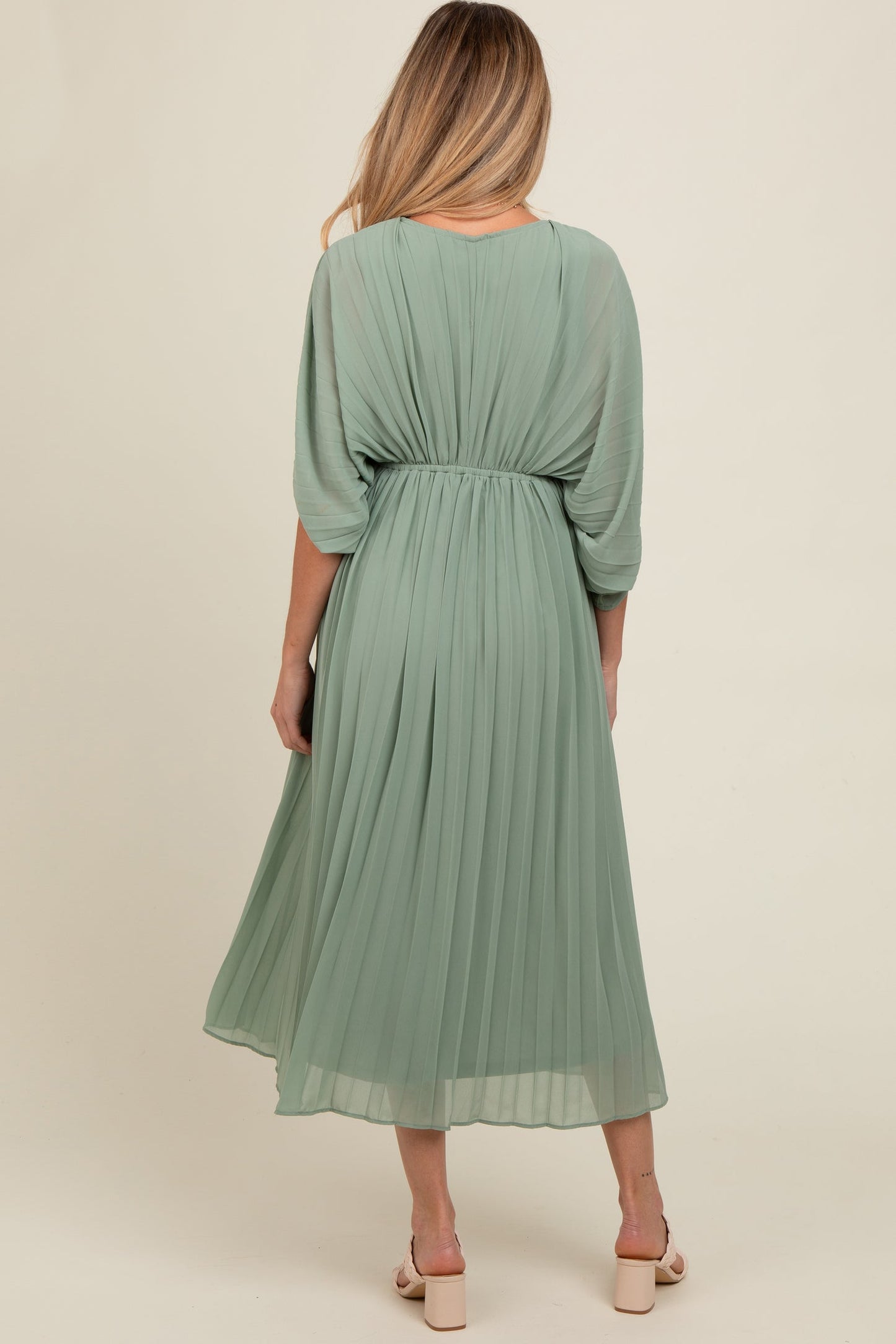 Vestido Maternidade Midi Plissado Decote V – Verde Oliva Claro