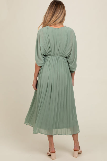 Vestido Maternidade Midi Plissado Decote V – Verde Oliva Claro